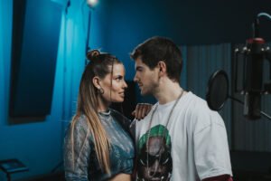 Rombai, Fer Vazquez y Cami Raj bailan «Hasta el Amanecer» en su nuevo single y videoclip