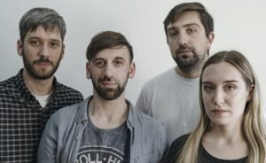 El Último Viaje a Neptuno presenta su primer LP: «La Zigzagueante y Larga Noche»