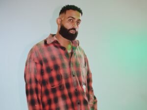 Eladio Carrión estrenó su nuevo álbum junto a Duki, Milo J, Arcángel y más