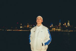 Alejo presenta «BIEN:(» acompañado por Polimá WestCoast y Raul Clyde