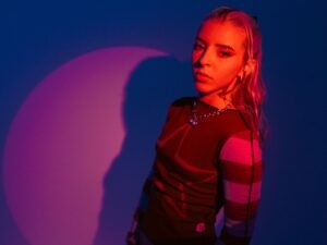 Young Miko estrenó su álbum debut «att.», revelaciones, amigos y su lado íntimo