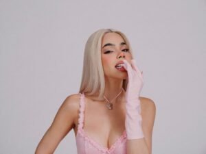 Kenia Os celebra la feminidad en su nuevo álbum «Pink Aura»
