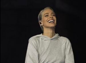 Finalmente, Tini presentó «Un Mechón de Pelo» en el Club Hurlingham: «Nunca es tarde para decir la verdad»