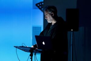 Caligrafía de Fernando Molina: El arte de la escritura audiovisual