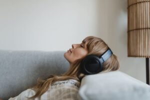 ¿De qué manera la música contribuye a facilitar el proceso de conciliar el sueño?