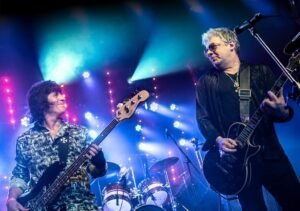 Viejas Locas x FyA presentan "Una vez más" junto a Juanse