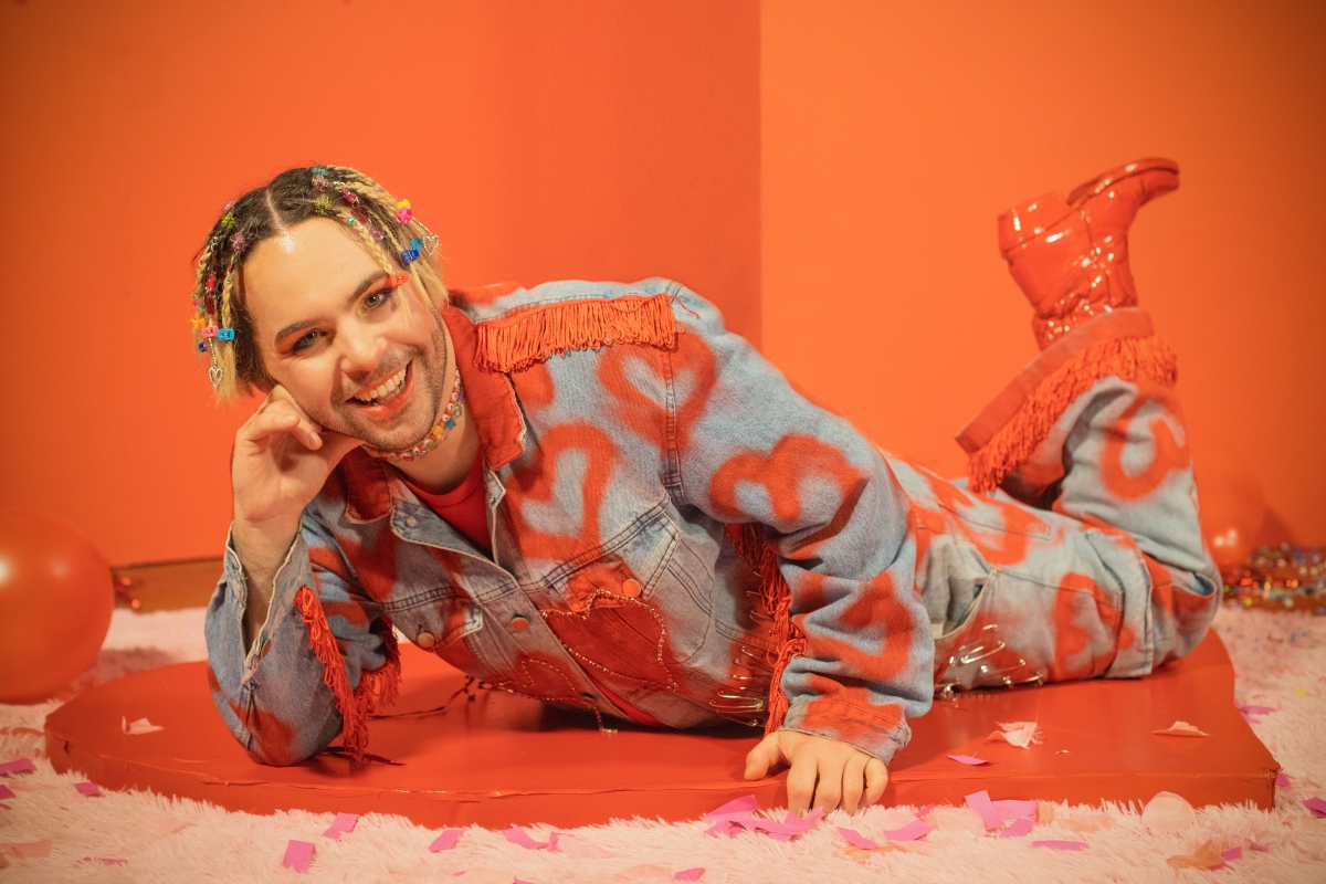 Pablo y las letras presenta su álbum debut, “Nada de amor”
