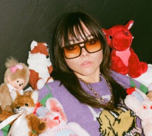 D’Arcy conecta con lo electrónico en «baby i love you <3"