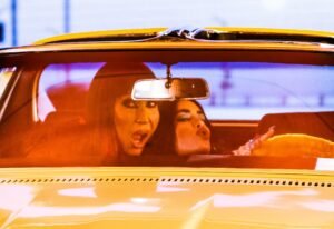 LALI y Moria Casán atraviesan generaciones con el videoclip «QUIÉNES SON?»