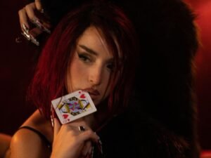 Lola Indigo continúa el legado de "El Dragón" con "LA REINA"