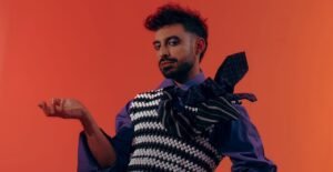 J4DE baila el dolor con su canción veraniega "Radio Silence"