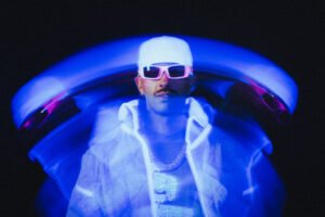 Feid lanza su nuevo álbum “MOR, No Le Temas a La Oscuridad”