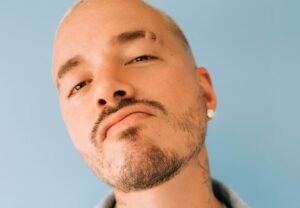 J Balvin vuelve con todo y publica «En alta», en colaboración con Quevedo, Omar Courtz y YOVNGCHIMI