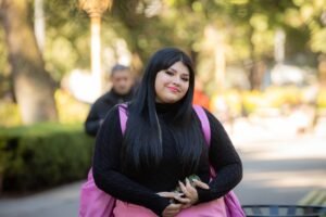 Flor Álvarez, la cantante que hizo del subte su escenario personal