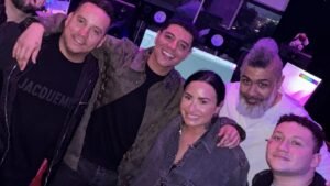 Demi Lovato y Grupo Firme se unieron a UMPG en el estreno de "Chula"
