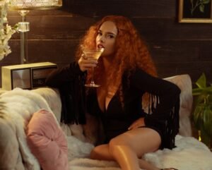 Paula Arenas lanza "Miguel", un sencillo que revive los amores intensos de su juventud