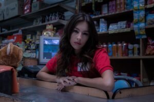 Ernes le canta a una relación rota en su nuevo single y videoclip «Odisea»