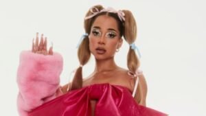 Princesa Alba canta «Búscate otra :(» en su nuevo single