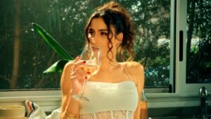 Mila Manes comienza su nueva era con "Contigo O Sin Ti"