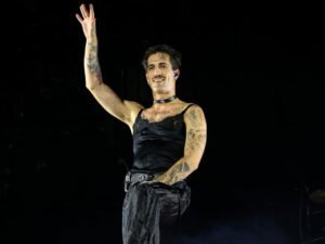 Damiano David, líder de Måneskin, lanza su primer proyecto en solitario con la canción "Silverlines'