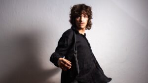 Rocco Posca estrenó «Uno De Los Dos», protagonizado por Simon Hempe