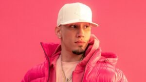 Omar Courtz alcanza nuevas alturas con su primer álbum de estudio “Primera Musa”