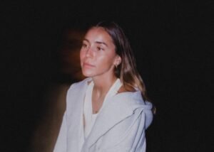 Los rumores rodean el enigmático próximo EP de Ella Gilbert