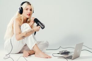 Análisis track por track de "En Las Nubes (Con Mis Panas)", el nuevo EP de Elena Rose