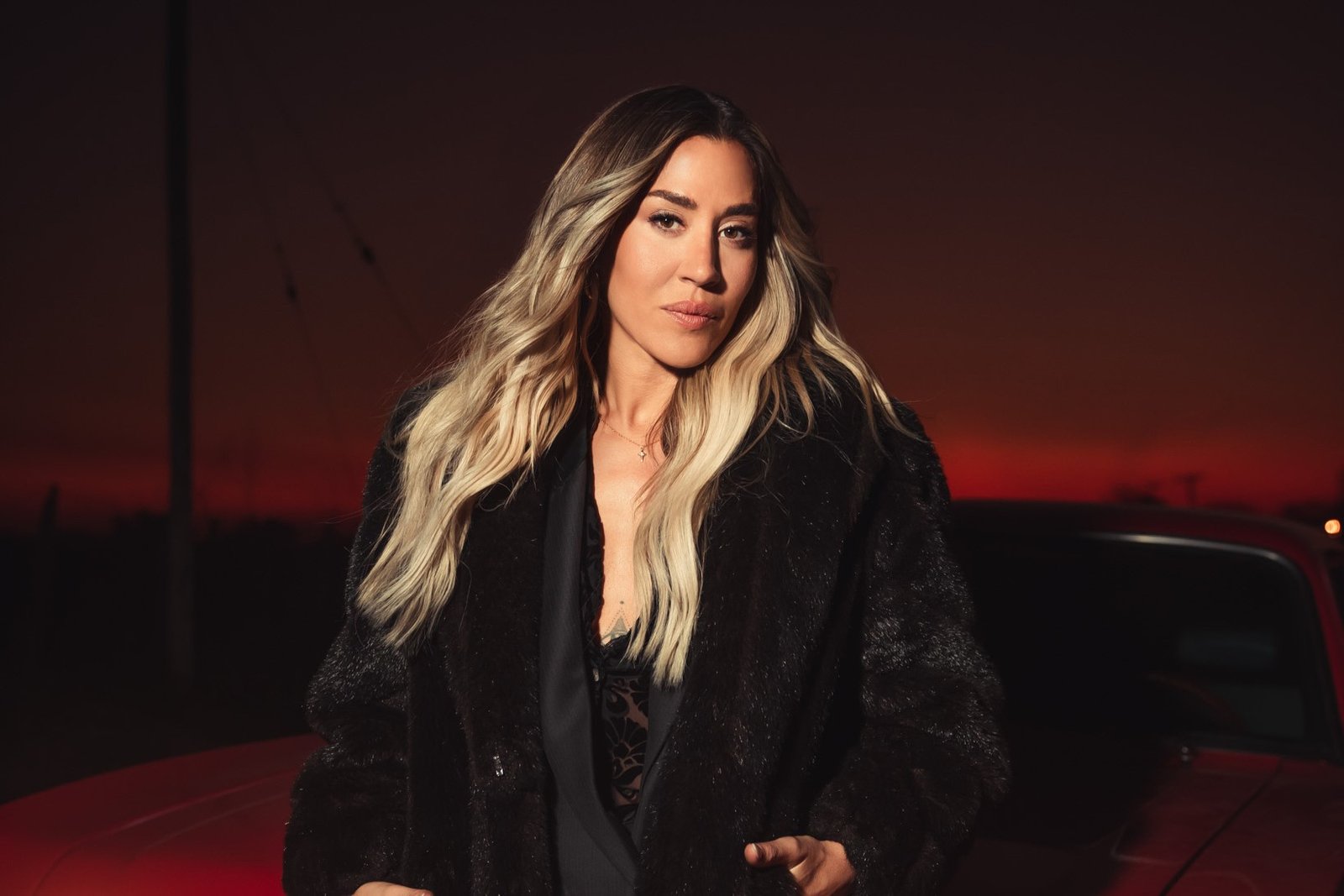 J Mena vuelve a los escenarios para presentar Mala Sangre, su tercer álbum