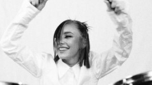 Tuli continúa su transición al pop rock con "Ciudad de Papel"