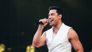 Carlos Rivera celebra sus 20 años de carrera con ovación del público argentino