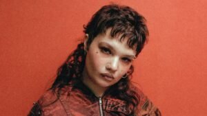 Lola Young se rebela en «Messy»