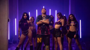 Kaleb Di Masi sorprende con su nuevo estilo en la presentación de “La Noche No Espera”