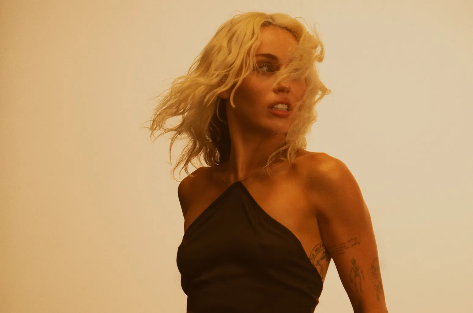 Miley Cyrus revela la fecha de estreno de su nuevo disco  “Something Beautiful”