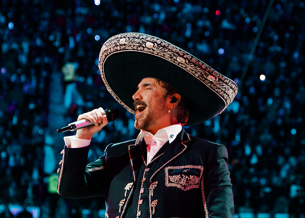 Alejandro Fernández homenajea a su padre en su nuevo álbum 'De Rey A Rey'