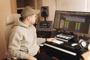 Conocé a Santiago Sposto, el cerebro detrás de tu próxima canción favorita