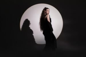 Mora Fisz, la artista que sobrepasa límites y brilla en el canto y la actuación