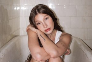 «Odio odiarme», la catarsis melódica sobre la dismorfia y la autoaceptación de Yami Safdie