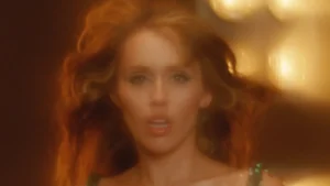 Foto: Miley Cyrus en el videoclip de "The end Of The World"