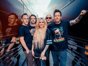 Avril Lavigne y Simple Plan emocionan a los fanáticos del pop-punk con «Young & Dumb»