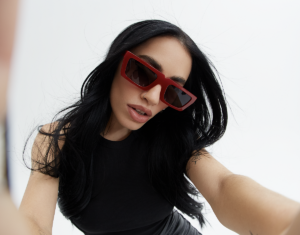 Lali presenta su primera colección de lentes: «Fragmentos Revelados»