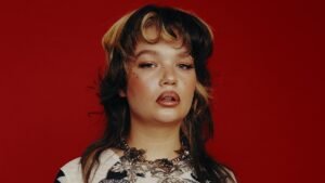 Lola Young presenta su nuevo sencillo «One Thing»