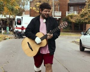 Santiago Motorizado adelantó su álbum debut solista con el estreno de «Google Maps»