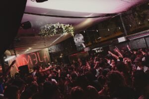 Under Rail celebra su 12da edición: música, arte y una experiencia inmersiva junto a Converse
