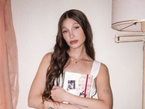 Yami Safdie conmueve con una acción para visibilizar la lucha contra los trastornos alimenticios en ALUBA