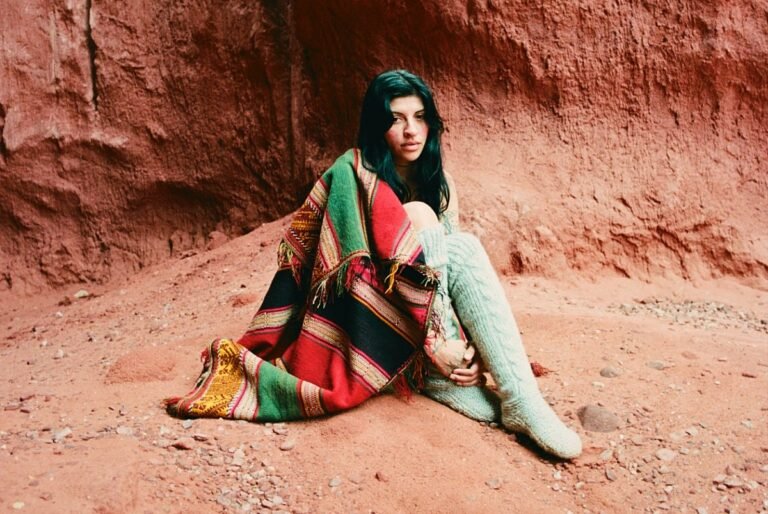 Cazzu vuelve al No.1 del Billboard Argentina Hot 100 con "Con Otra"