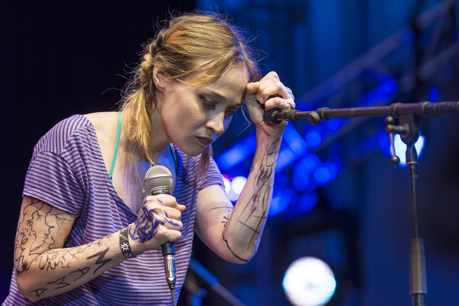 Fiona Apple denuncia la injusticia social en su nuevo sencillo “Pretrial (Let Her Go Home)”
