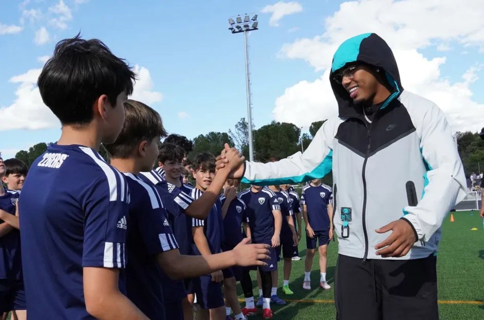 Myke Towers y David Villa lanzan alianza global para transformar comunidades a través de fútbol y música
