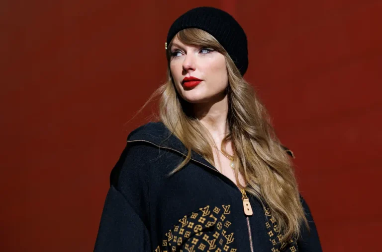 Por qué las Swifties están seguras de que Taylor Swift hará un anuncio en los AMAs 2025.