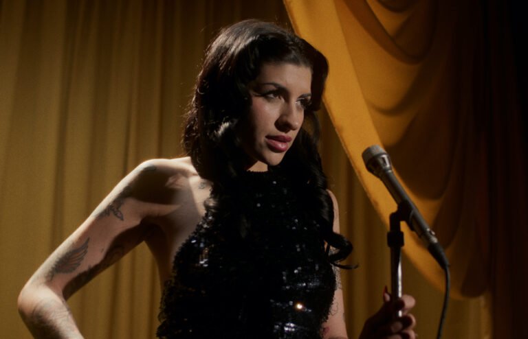 Cazzu mantiene el puesto N.º 1 en el Billboard Argentina Hot 100 con “Con Otra”